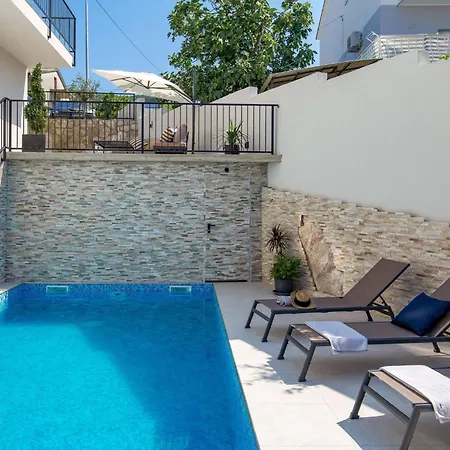Frankola Mit Pool By Interhome Apartament