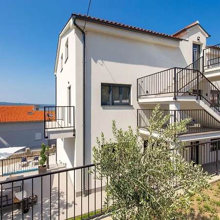 Apartment Frankola Mit Pool By Interhome Crikvenica